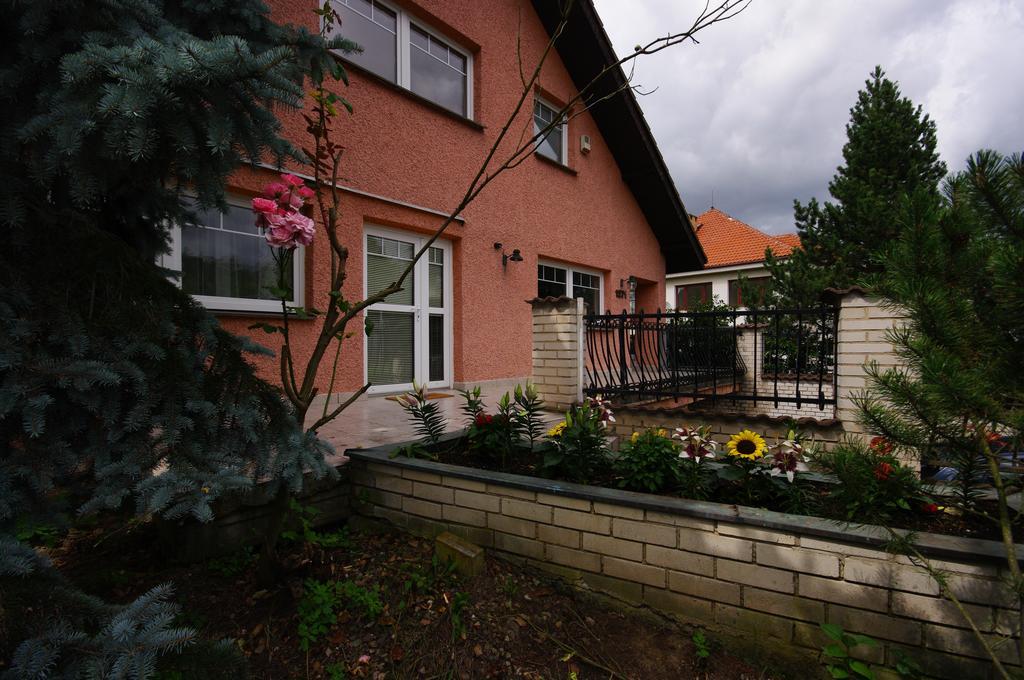 Cozy Gardens Apartments In Prag Exterior foto